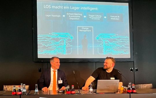 Heureka-Geschäftsführer Richard Lessau (r.) präsentierte bei der diesjährigen Logimat die Software „LOS MAIN“. 2019 hatte Messechef Michael Ruchty (l.) noch den Preis „Bestes Produkt" verliehen.(Bild:  Heureka)