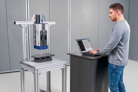 Laservibrometer wie das VibroFlex oder das VibroScan messen berührungslos über den Doppler-Effekt die Schwinggeschwindigkeit an der Bauteiloberfläche (Bild:  Polytec)