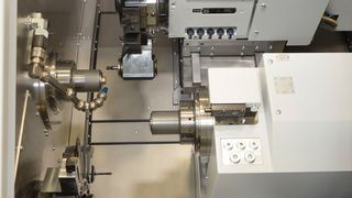 Simultan geht's schneller: Der zweite, untere Werkzeugrevolver ermöglicht ein zeitgleiches Bearbeiten von Werkstücken an Vorder- und Rückseite. (Benzinger)
