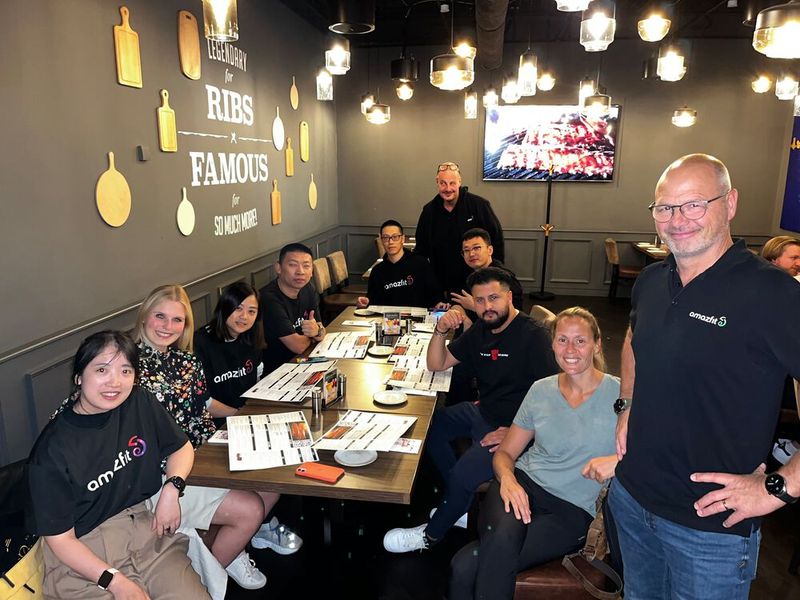 Das Amazfit Team hat für heute genug Schritte gemacht und gönnt sich jetzt Ribs. (Bild: Vogel IT-Medien GmbH)