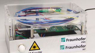 Der Demonstrator einer smarten Alarmanlage: Einbruchschutz besteht aus einem Bragg-Gitter, einer Glasfaserzuleitung, einer Schnittstelle zur Alarmanlage und einer Auswerteelektronik, die das optische Messgerät enthält. (Fraunhofer IPMS/Fraunhofer INT)