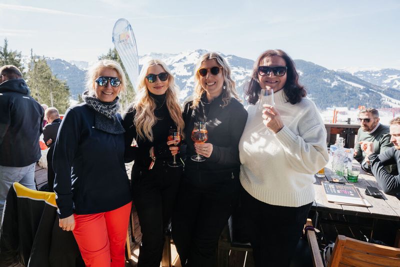 Die IT-BUSINESS-Ladies strahlten mit der Sonne um die Wette: (v. l.) Stephanie Steen, Lydia Hundsdörfer, Franziska Magai, Lilli Kos (Bild: Manuel Emme Fotografie)