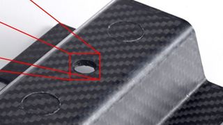 Bei der Serienfertigung von faserverstärkten Kunststoffen (FVK) bietet das Unternehmen MBB Fertigungstechnik jetzt die automatisierte Kantenversiegelung an, um die mechanische Bearbeitung aus der Fertigungskette zu eliminieren. (Bild: MBB)