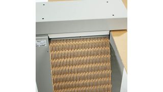 Die Handhabung des Shredders ist einfach: Die ausgedienten Kartonagen werden in den Einführschlitz geschoben, von den Messerwalzen eingezogen und zu einer Kartonmatte mit luftiger Maschenstruktur verarbeitet. (Archiv: Vogel Business Media)
