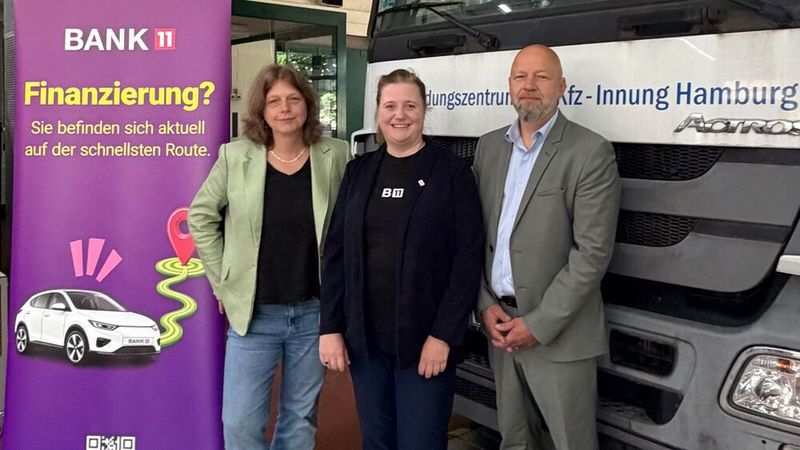 Auf der Automechanika in Frankfurt gab es Gelegenheit, die neue Kooperation bildlich zu dokumentieren: (v. l.) Martina Krassowski, Geschäftsführerin des Landesverbands Hamburg, Maria Becker, Key Account Managerin Bank 11, und Martin Krohn, Präsident des Kfz-Landesverbands Hamburg.(Bild:  Kfz-Gewerbe Hamburg)