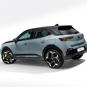 Der Strom-Sportler rollt auf speziellen 20-Zöllern und Pilot Sport-Reifen von Michelin an.(Bild:  Opel)