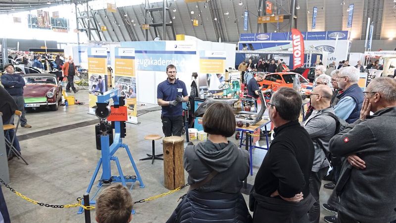 Immer was los: Am Stand der Fahrzeugakademie Schweinfurt gab's Infos für Amateure und Profis am „lebenden Objekt“.  (Bild: Dominsky –  »kfz-betrieb«)