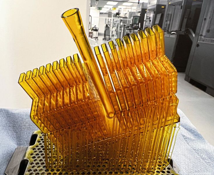 Bei der Eggshell-Technologie wird die Gussform aus dem Figure-4-Material Eggshell-AMB 10 3D-gedruckt. Anschließend wird Silikon oder Polyurethan injiziert und nach Aushärtung die Gussform einfach abgepellt. Hier ein Beispiel für eine universelle Dichtung die bei Windkanaltests verwendet wurde. 36 Stück konnten so in einer Charge gefertigt werden. (Bild: 3D-Systems)