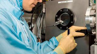 ZSW-Forscher im Labor mit Weltrekordsolarzelle: Der Wirkungsgrad der CIGS-Photovoltaik steigt immer schneller. (ZSW)