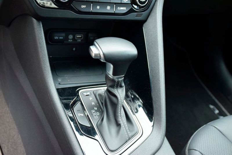 Der Schalthebel des Hybrids folgt dem gewöhnlichen PRND-Schema.  (Rosenow / »kfz-betrieb«)