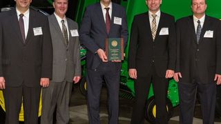 Stefan Sander, John Deere (links) und Mitch Campbell, John Deere (rechts), überreichen Blair Hopkins, Wolfgang Weinbrecht und Sascha Breit (Witzenmann) die Auszeichnung. (v.l.) (Bild: Witzenmann/Randy Williams)
