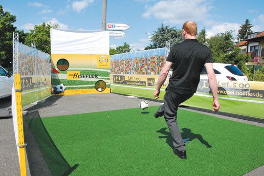 Fußball-WM war Dank: Wer traf, bekam Nachlässe auf den Service. Das nennt man Marketing. (Archiv: Vogel Business Media)