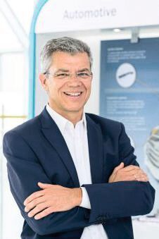 Zum 1. Juni 2018 wurde Jochen Sanguinette zum Präsident der neuen Automotive-Organisation von Trelleborg Sealing Solutions ernannt. In dieser Rolle verantwortet er das globale Automotive-Geschäft des Dichtungsherstellers. Darüber soll er das Thema E-Mobility industrieübergreifend ausbauen. Bereits seit 2013 leitet Jochen Sanguinette den weltweiten Automotive-Bereich des Zulieferers und führt Organisationen in Asien, Amerika und Europa. Seit Oktober 2007 bis heute ist er als einer der Geschäftsführer bei Trelleborg Sealing Solutions aktiv. (Trelleborg)