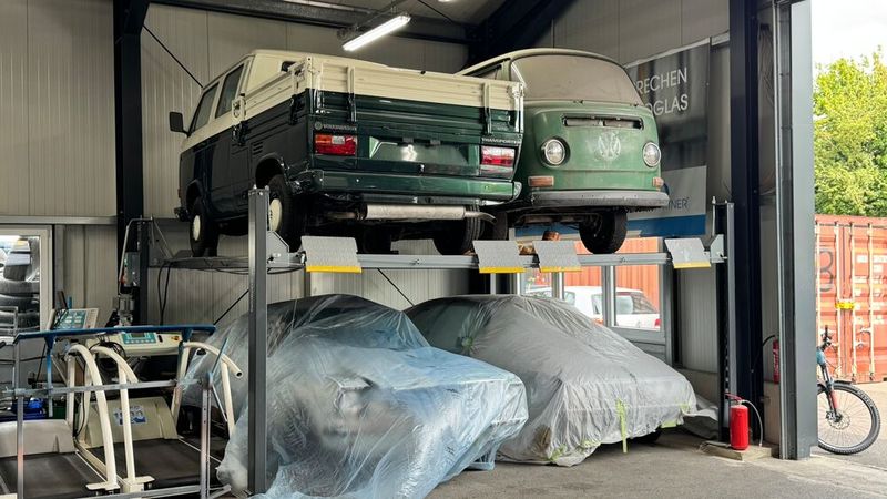 Fitnessprogramm: Wer bei dem stark überholungsbedürftigen VW Transporter/Bus der frühen 2. Generation („T2a“) nicht ins Schwitzen kommt, oder bei einem der anderen Oldtimer, der darf in diesem Betrieb eines der beiden Laufbänder (links im Bild) nutzen. Ob während oder nach der Arbeitszeit, ist nicht bekannt. (Bild: Schreiner – VCG)