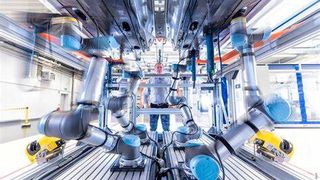 Roboter agieren schneller, werden quasi nicht krank, können rund um die Uhr arbeiten und sind kräftiger und präziser als der Mensch. Das macht Angst, dass Roboter uns die Arbeit wegnehmen könnten. Doch Forscher können beweisen, dass das nicht unbendingt sein muss. (Bild: Universal Robots)