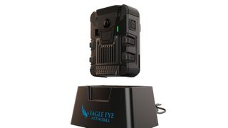 Die Eagle Eye Body Camera kommt mit einer Schnellladestation. (Eagle Eye)