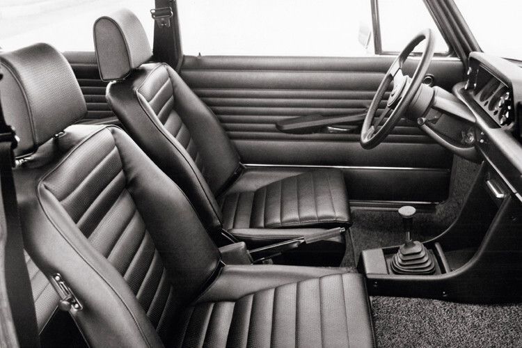 Spartanisches Innenleben: Das Cockpit des weiß-blauen Sporterls war von auffallender Svchlichtheit. (Foto: BMW)