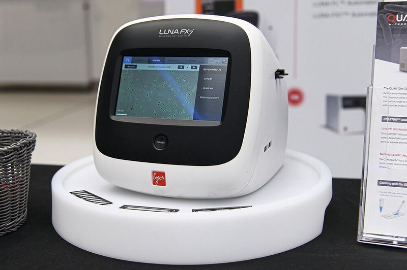 Zum Schluss noch ein paar technische Neuheiten entdecken, wie den automatischen Zellzähler Luna-FX7 von Logos Biosystems...    Mehr Infos zu den kommenden LAB-SUPPLY-Messen finden Sie auf www.lab-supply.info (Bild: Stefan Stark)