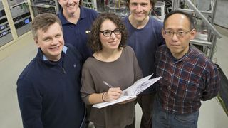 Francois Bocquet (2. v. r.), Sergey Subach (1. v. l.), Jessica Sforzini vom Forschungszentrum Jülich und Dave McCue (2.v. l.) und Tien-Lin Lee (1. v. r.), Diamond Light Source, Oxfordshire (Bild: Courtesy of Diamond Light Source)