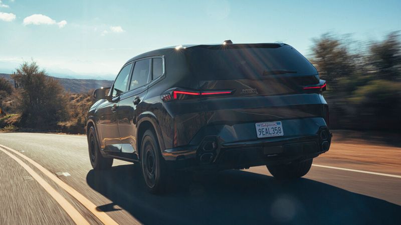 Bereits in der Serienausstattung steht der XM auf 275er-Reifen vorn und 315er-Reifen hinten. (Bild: Autoren-Union Mobilität/BMW)