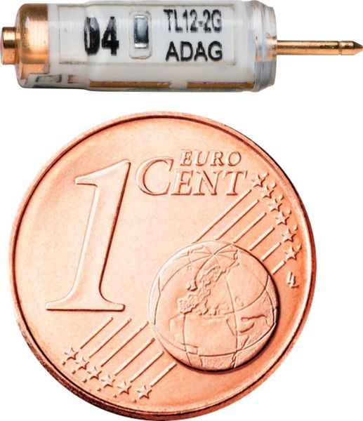Bild 5: Blick auf den Tempris-Sensor (1-Cent-Münze zum Größenvergleich). Hersteller und Entwickler des kabel-und batterielosen Temperaturmesssystems ist die Tempris GmbH mit Sitz in Holzkirchen. Das Unternehmen offeriert dazu die qualifizierte Installation, Inbetriebnahme, technische Unterstützung, System-Wartung sowie Schulungen. (Tempris)