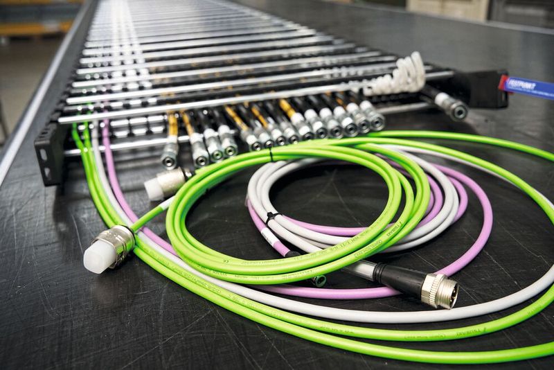 Alles ist möglich: Totaltrax-Systeme gibt es von einfach bis komplex, von der Einzelfertigung bis hin zu großen Stückzahlen, mit und ohne Steckeranschlüssen, Blech- und Anbaukomponenten, als ein- oder mehrachsiges System. (Bild: Tsubaki Kabelschlepp)