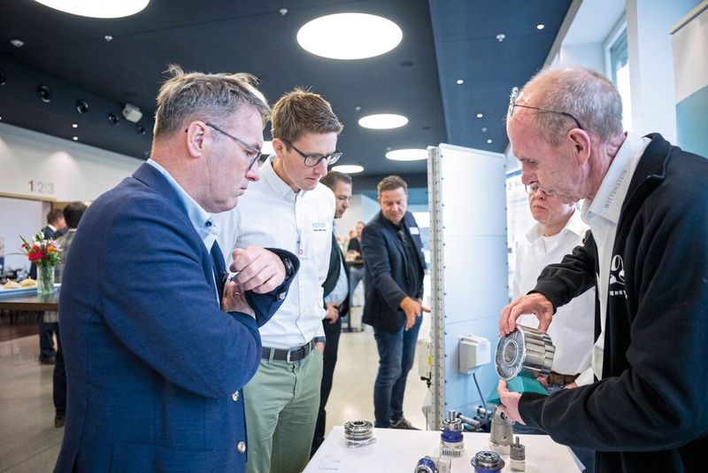 Neben dem Vortragsprogramm gab es eine Fachausstellung mit verschiedenen Unternehmen der Branche und genügend Zeit zum Networking. Spezialisten wie Sigmatek, TTI, Ringspann, datatec, testo, Tox, FMA und Wittenstein haben ihre Produkte und Lösungen zur Automation vorgestellt. (Bild: Thomas Entzeroth)