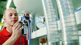 Mitarbeiter bei der Montage am Pumpstand. Bild: Peiffer Vacuum (Archiv: Vogel Business Media)