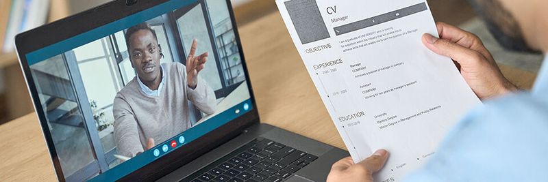 Vorstellungs- und Personalgespräche per Videokonferenz sind eine Folge der physischen Distanzierung während der Covid-19-Pandemie. Vorstellungs- und Personalgespräche per Videokonferenz sind eine Folge der physischen Distanzierung während der Covid-19-Pandemie.