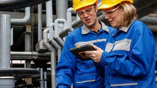 BASF-Mitarbeiter erhalten durch industriespezifische Tablets Zugriff auf digitale Informationen. (BASF)