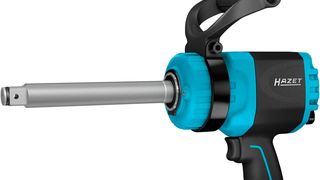 Der 9013 LGTT hat eine sehr lange Antriebsspindel. So erreicht der Monterur auch tiefliegende Verschraubungen ohne zusätzliche, kraftreduzierende Verlängerung. (Bild: Hazet)