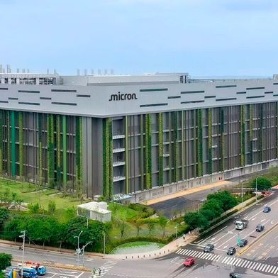Micron-Standort im taiwanesischen Taichung. Im Rahmen einer strategischen Partnerschaft mit PSMC will der Speicherhersteller das Werk des Foundry-Anbieters in Tongluo übernehmen. Ziel ist, den gesteigerten Bedarf an DRAM-Speichern im Markt zu adressieren. (Bild: Micron)