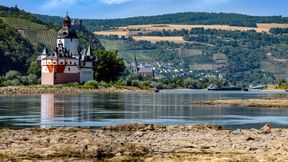 Niedrigwasser am Rhein bei Kaub: Multimodale Umschlagkapazitäten zwischen Wasserstraße, Schiene und Straße müssen ausgebaut werden, damit Güterströme künftig flexibler verteilt werden können. (Bild: © Comofoto - stock.adobe.com)