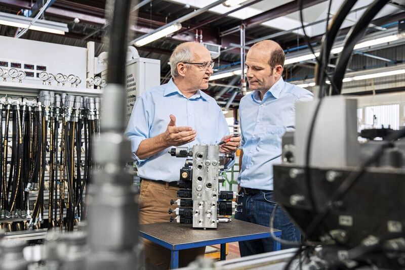 Peter Schmid (links) und Bernhard Zbären (rechts) leiten gemeinsam die Abteilung „Mobile Systems“ bei der Bucher Hydraulics AG Frutigen in der Schweiz.  (Bucher Hydraulics)
