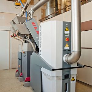 Über zwei Ansaugstutzen ist der Esta-Entstauber Dustomat P-20 mit der Röstkaffeeverlesemaschine verbunden.