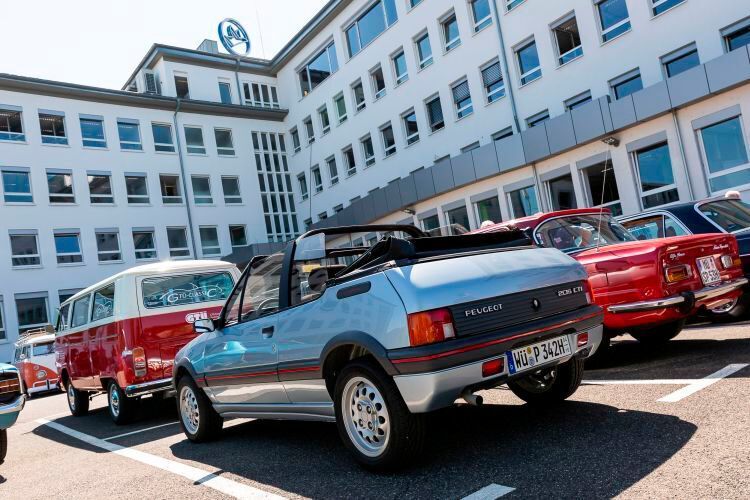 Neben den „typischen“ Mercedes- und Porsche-Modellen sorgten vor allem Alltagsklassiker für Abwechslung im Teilnehmerfeld. (Stefan Bausewein)