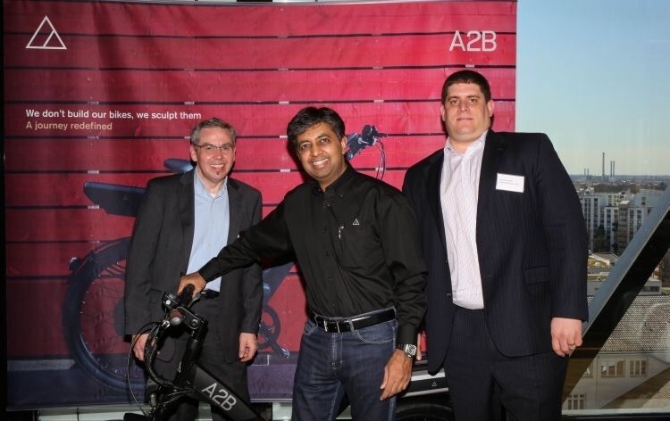 Die A2B-Macher in Deutschland (v.li.): Horst Schuster (Country Manager), Naveen Munjal (COO Hero Eco) und Fernando Küfer (General Manager Hero Eco). (Foto: A2B)