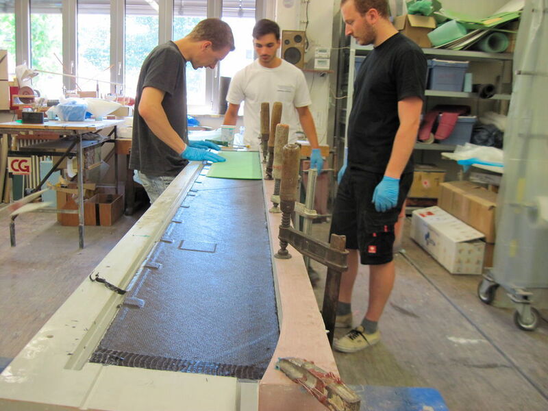 Zum Abschluss des ersten Arbeitsschrittes beim Schalenaufbau wird der Stützstoff positioniert… (Akaflieg Karlsruhe)