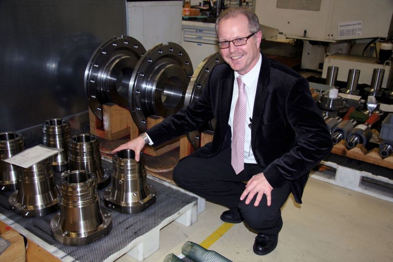Im Bild Juergen Geyer (Director Plant, Weiss GmbH) und verschiedene Werkstücke, die auf der VM 360 den Komplett-Schliff in einer Aufspannung bekommen.  (Bild: Böhm)