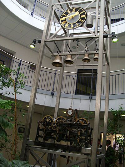 Dann schlägt die Stunde zu den Vorträgen. Hier in Form der alten, von Jakob restaurierten, ehemaligen Kleinwallstädter Kirchturmuhr. Sie stammt aus dem Jahre 1907 und war einst ein Paradestück. Heute ziert sie den Empfangsbereich.  (Archiv: Vogel Business Media)