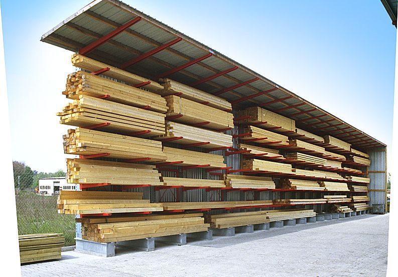 Kragarmregale eignen sich besonders gut, um sperrige und lange Holzwaren zu lagern. Für den Außenbereich empfiehlt sich eine Wetterschutzvorhang, um das Holz beispielsweise vor UV-Strahlung zu schützen.  (Bild: Elvedi)