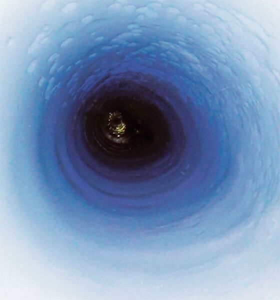 Blick in die Tiefe eines ultra-reinen Bohrlochs, das bis zum „Mercer Subglacial Lake“ reicht, einem Süßwassersee mehr als 1000 Meter unter dem antarktischen Eisschild. Das Wasser fließt durch ihn hindurch zur Küste, ähnlich wie bei Seen an Land. (Katryn Kasic, Montana State University)