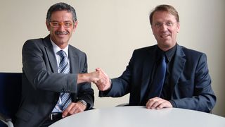 Manuel Martinez, Mitglied der Geschäftsleitung und Leiter Vertrieb bei Röhm, besiegelt die Zusammenarbeit mit Volker Henke, Geschäftsführer von HWR.  (Bild: Röhm)