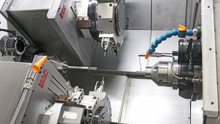 Von der Stange bis zum Fertigteil in einer Aufspannung – das kompakte Drehzentrum Biglia «BMX 45Y2» verfügt über zwei Revolver, zwei C- und zwei Y-Achsen. (Bild: Teamtec)