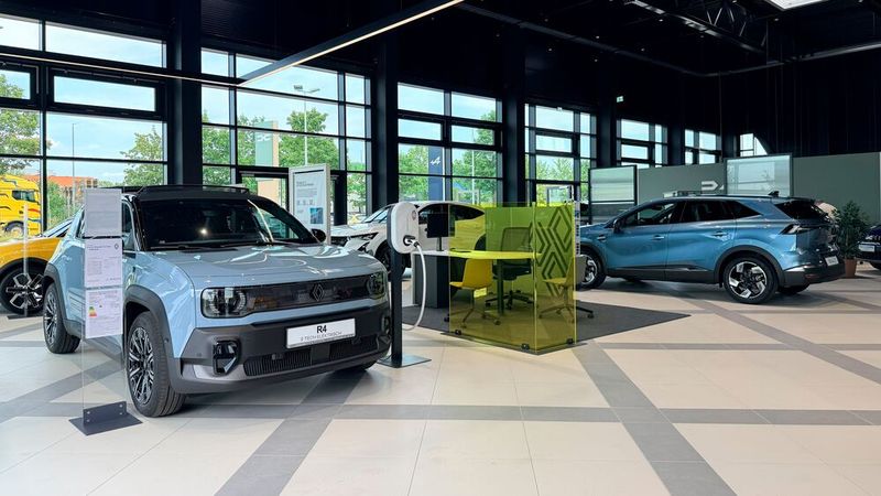 Im rund 600 Quadratmeter großen Showroom werden die drei Marken Renault, Dacia, und Alpine in einer hochwertigen Atmosphäre präsentiert. (Bild: Autohaus Sirch)