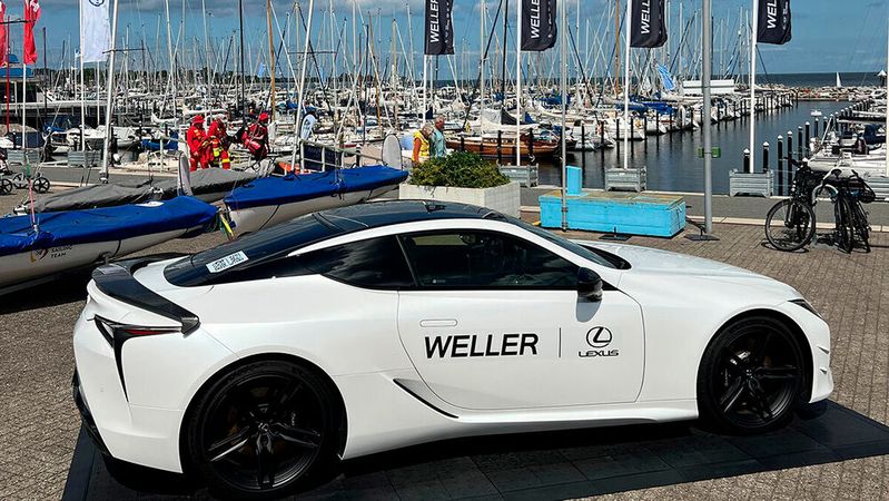 Weller und Lexus ziehen diese Woche in der Schleswig-Holsteiner Landeshauptstadt viele Blicke auf sich.(Bild:  Weller)