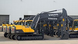 Außenansicht des Volvo-Werkes in Konz mit einigen der hier gefertigten EC-Raupenbagger (EC = "Excavator Crawler"). (Bild: Atlas Copco Tools)