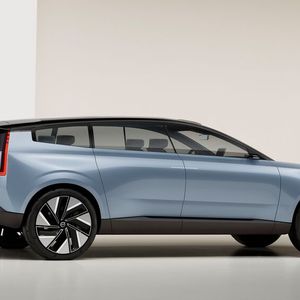 Auffallend ist der lange Radstand.(Bild:  Volvo)