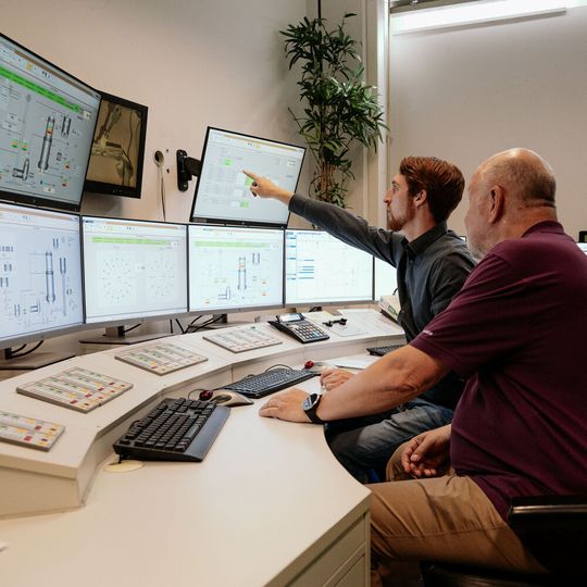 Ein modular aufgebautes Prozessleitsystem, das speziell für die verfahrenstechnische Prozessindustrie entwickelt wurde, besitzt Regelsysteme, die neben anderen Werten auch die Produktfeuchte erfassen können.(Bild:  Schneider Electric)