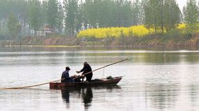 Fischer am Shaying-Fluss in China. Das Verständnis von Vielfalt und Zusammensetzung von Fischgemeinschaften sowie der menschlichen Einflüsse darauf ist nicht nur aus wissenschaftlicher Sicht wichtig, sondern auch wirtschaftlich und kulturell relevant, da Fische und Fischerei in vielen Flusssystemen ökonomisch wichtig sind.  (Bild: Florian Altermatt, UZH/Eawag)
